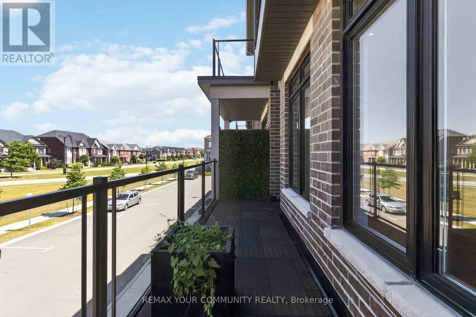 92 HOLYROOD CRESCENT - 41