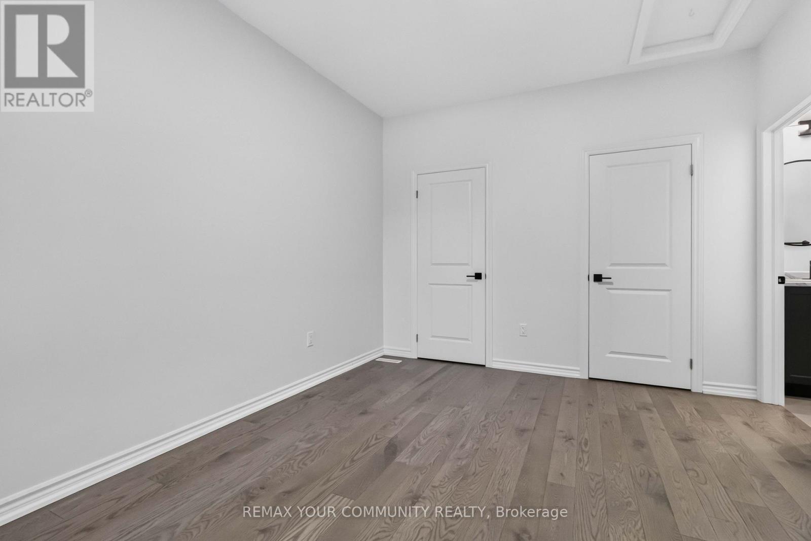 92 HOLYROOD CRESCENT - 31