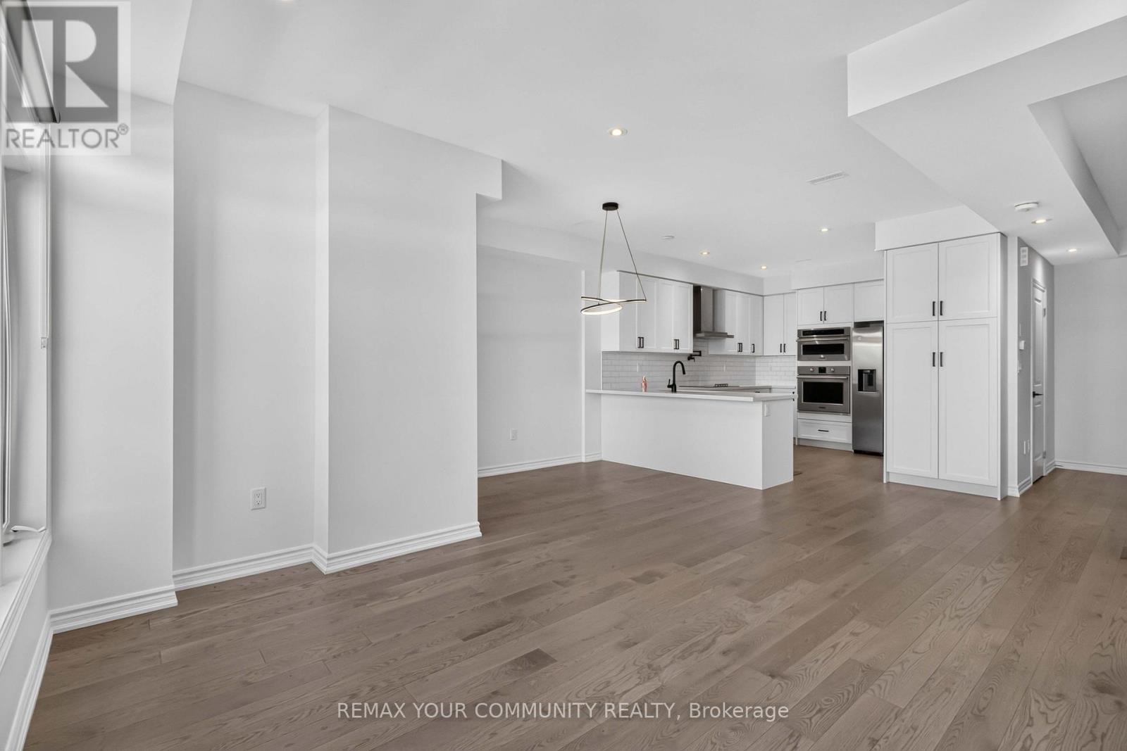 92 HOLYROOD CRESCENT - 8