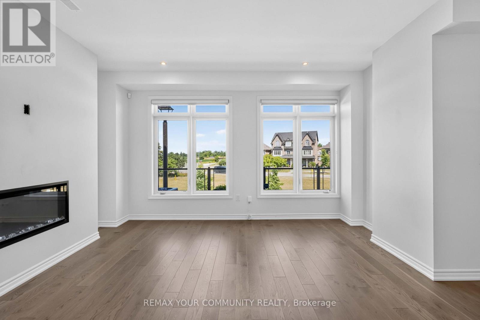 92 HOLYROOD CRESCENT - 13