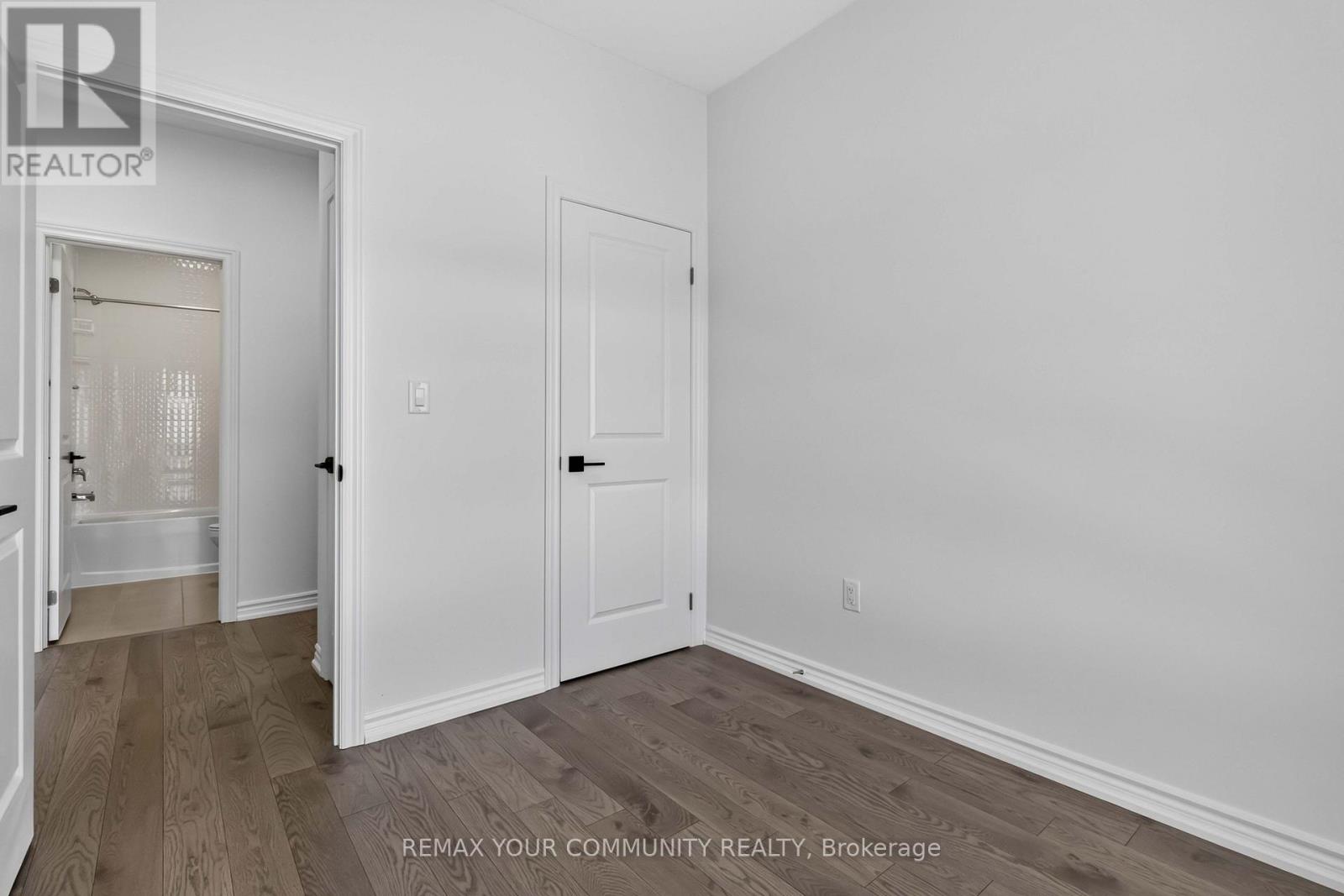92 HOLYROOD CRESCENT - 25