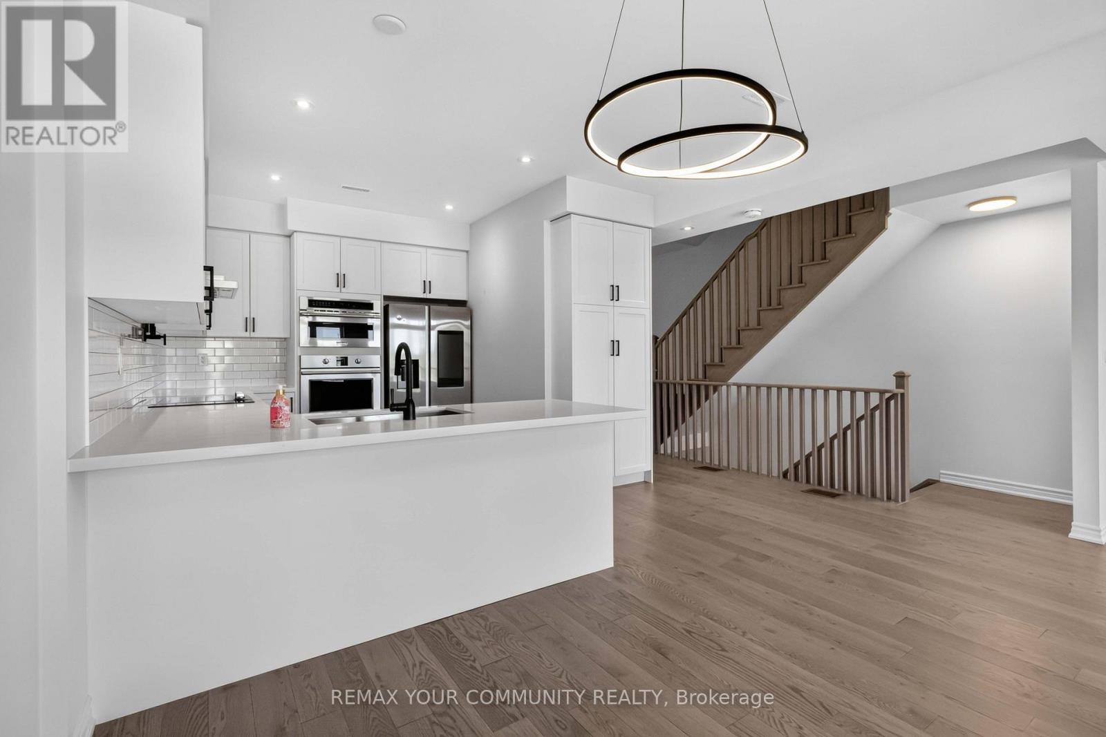 92 HOLYROOD CRESCENT - 11