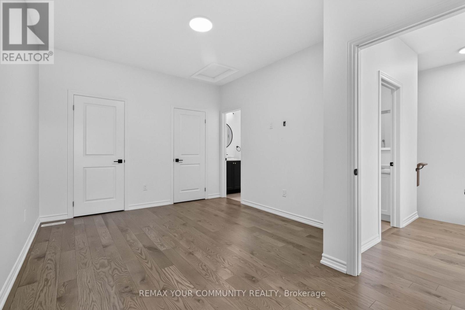 92 HOLYROOD CRESCENT - 32