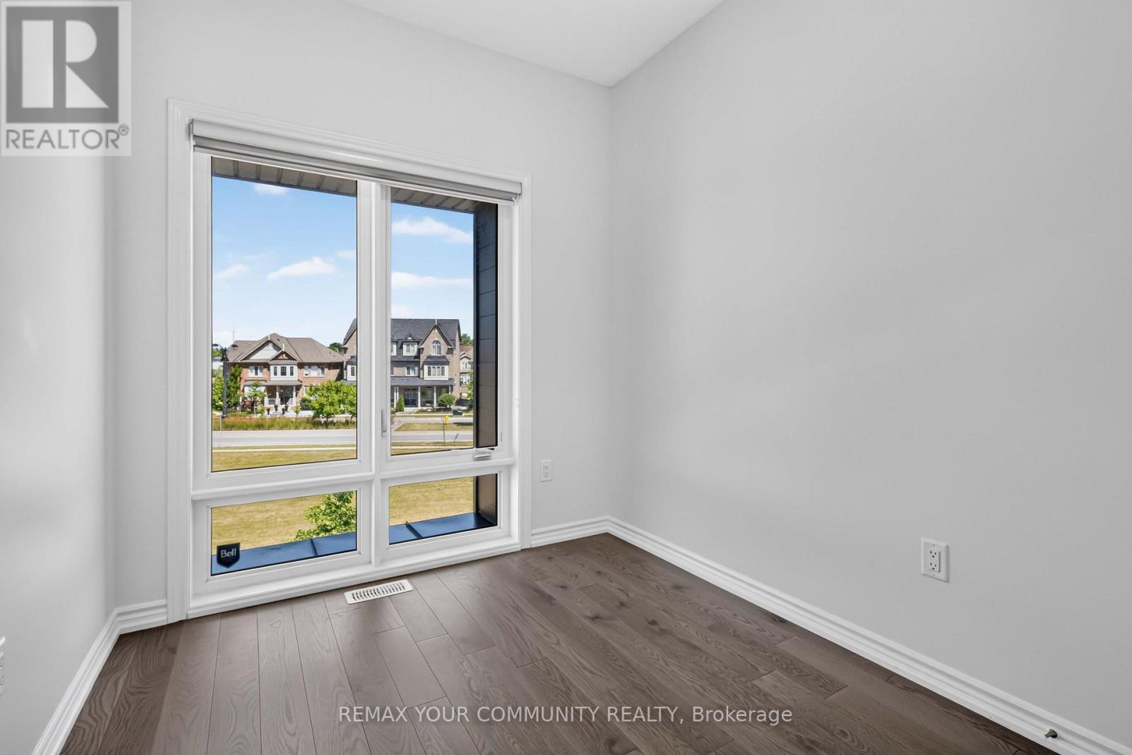 92 HOLYROOD CRESCENT - 29
