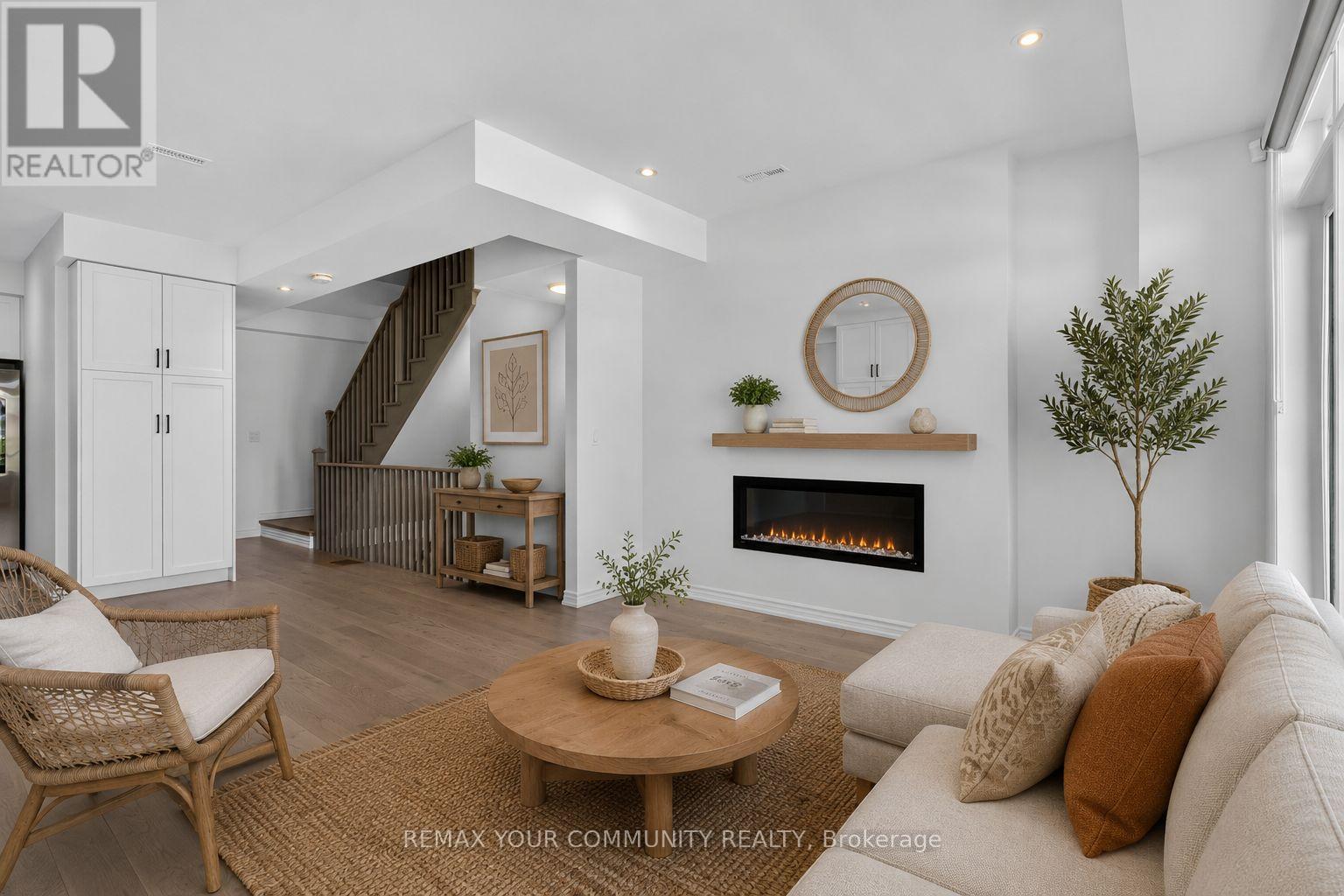 92 HOLYROOD CRESCENT - 5