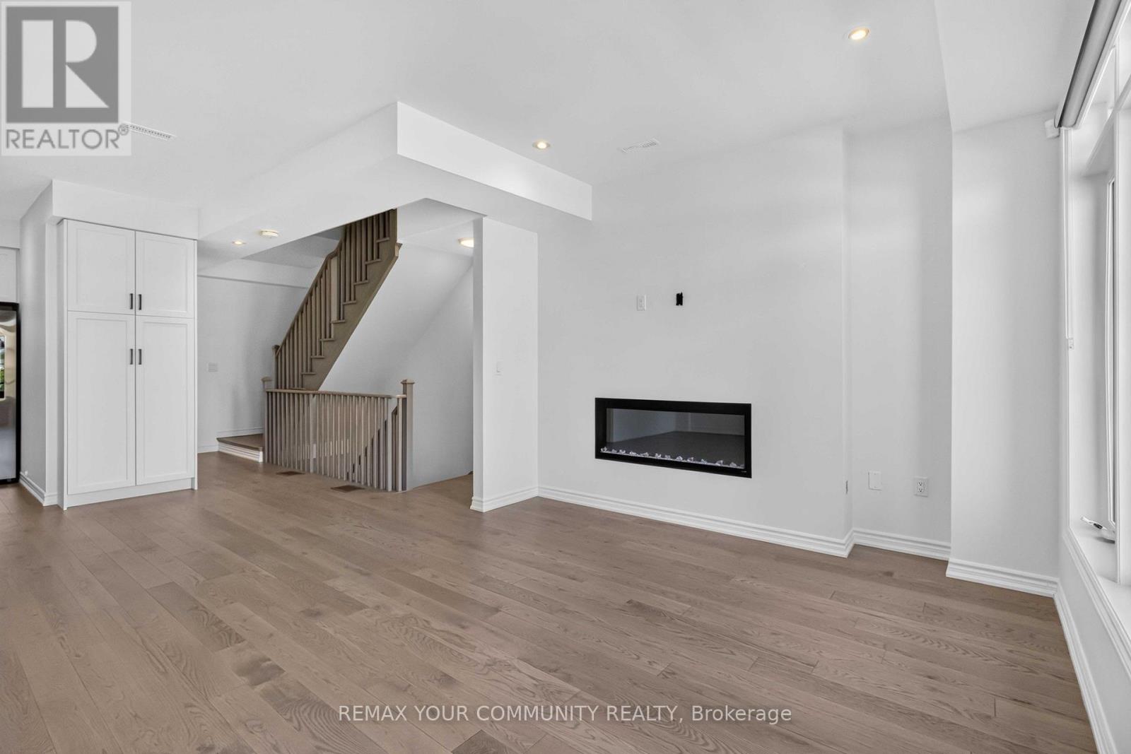 92 HOLYROOD CRESCENT - 9