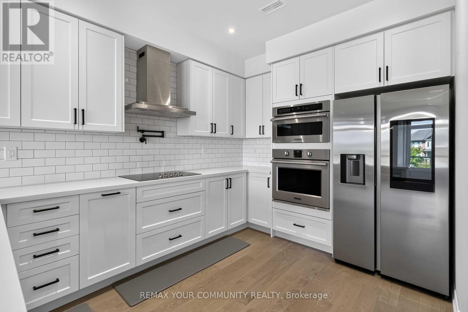 92 HOLYROOD CRESCENT - 14