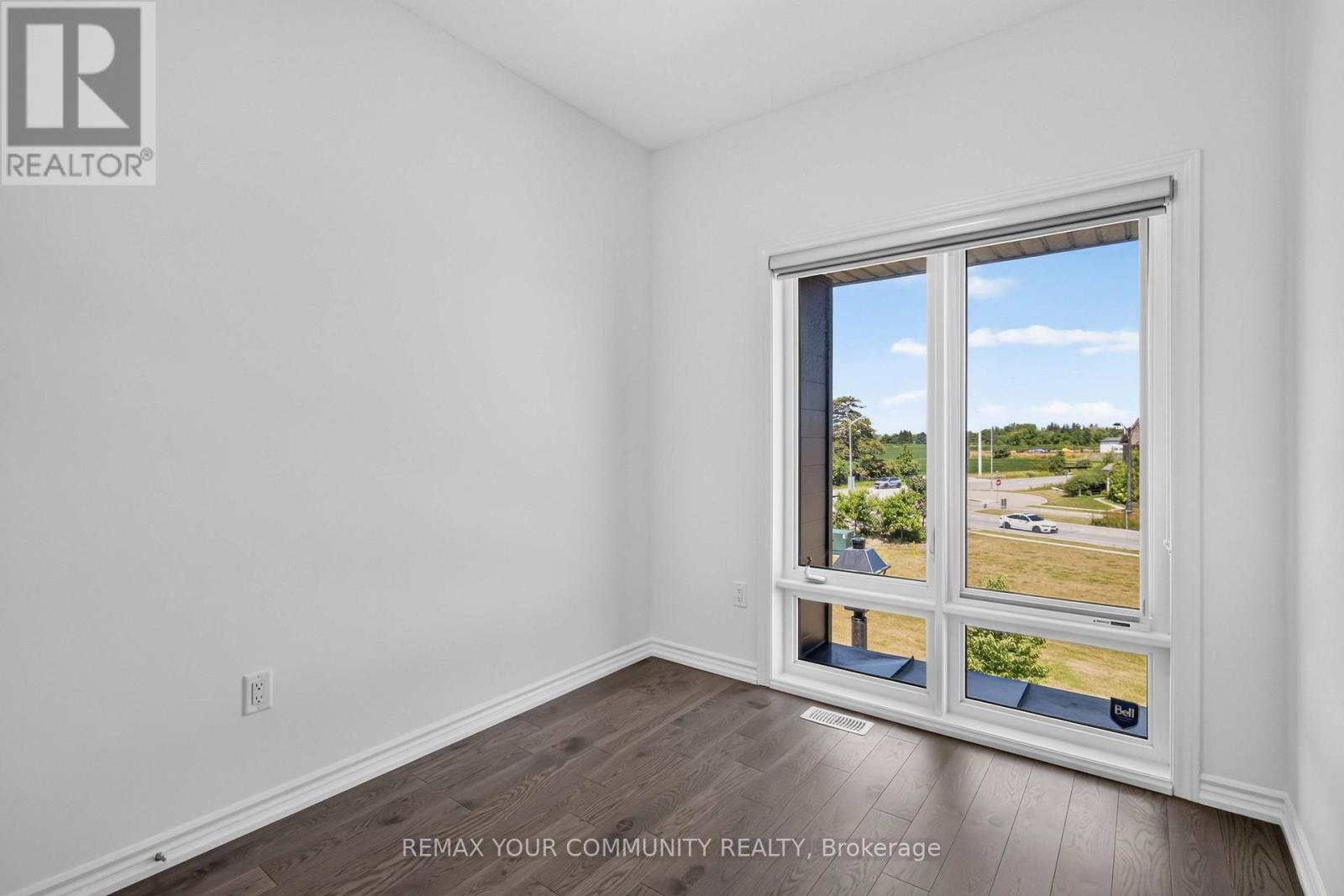 92 HOLYROOD CRESCENT - 23