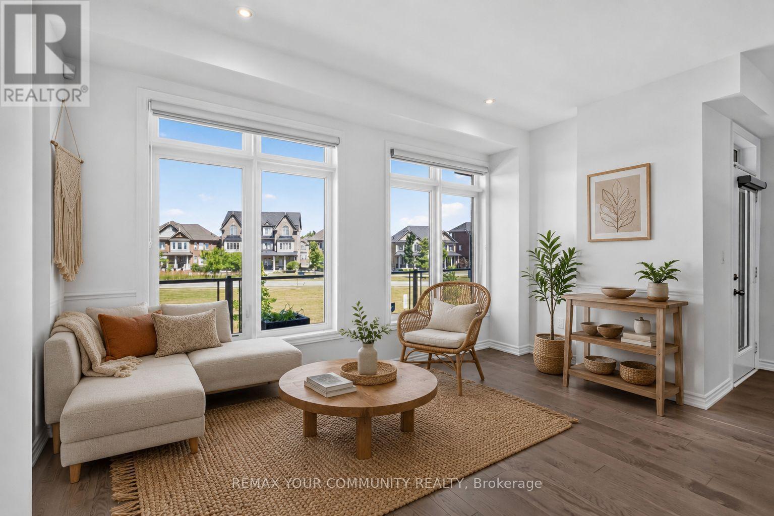 92 HOLYROOD CRESCENT - 4
