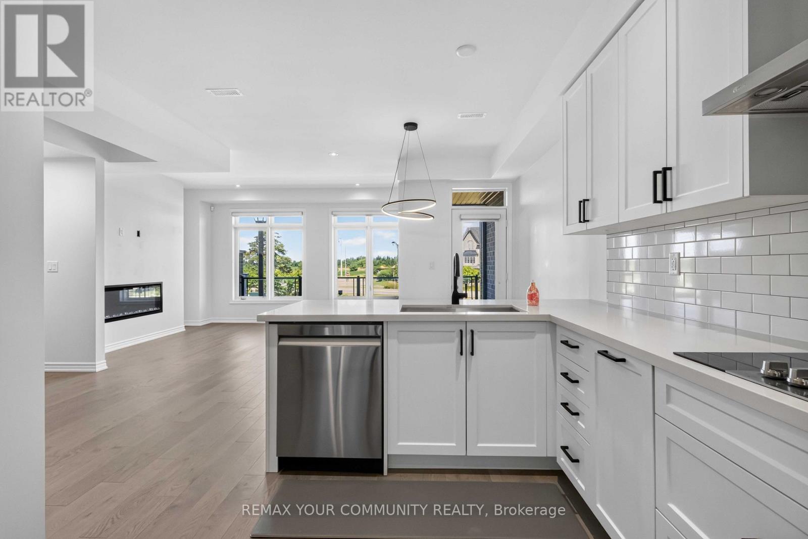 92 HOLYROOD CRESCENT - 18
