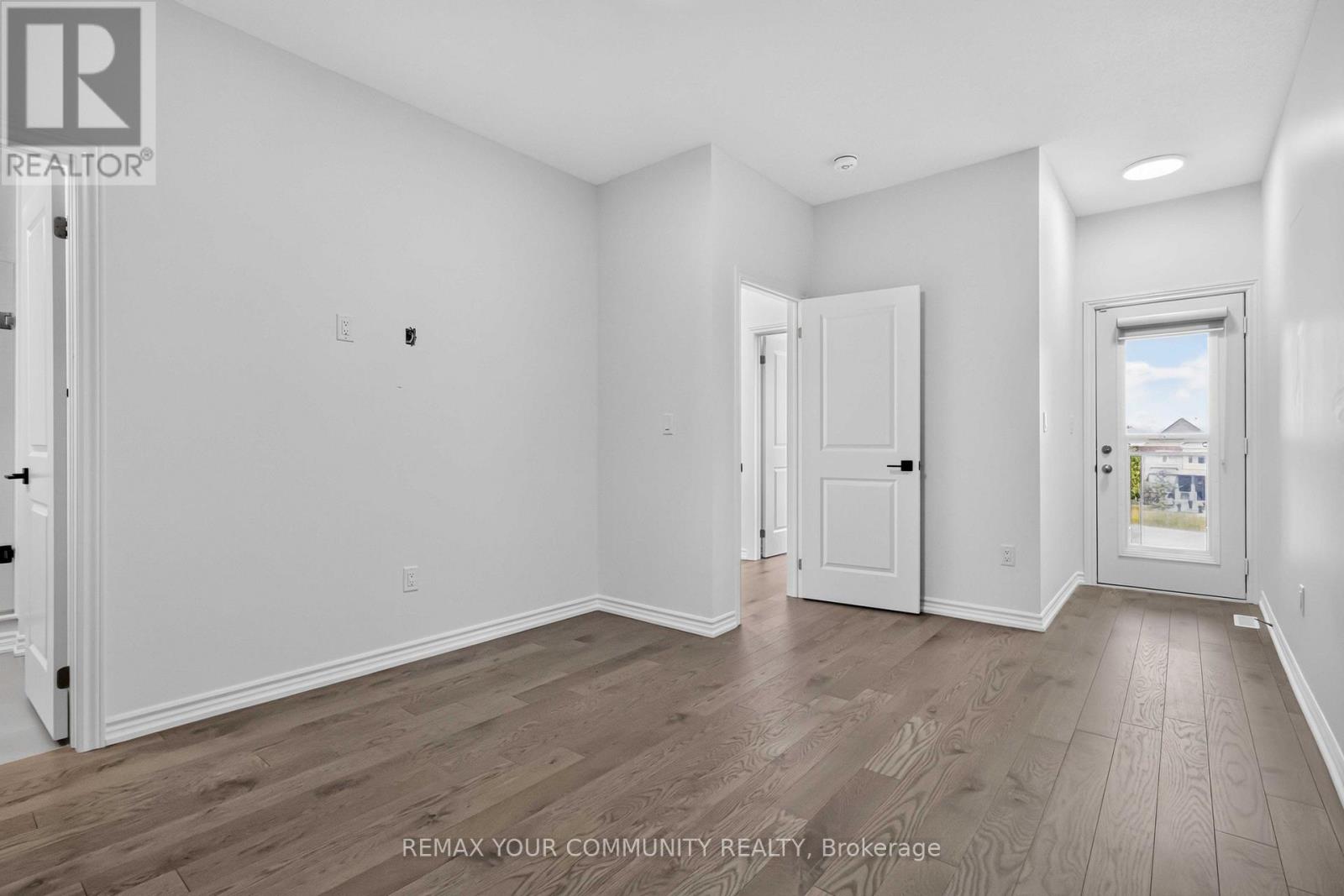92 HOLYROOD CRESCENT - 35