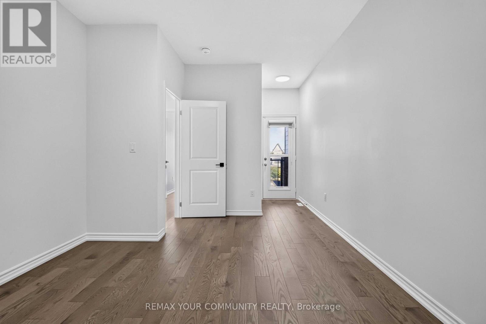92 HOLYROOD CRESCENT - 36
