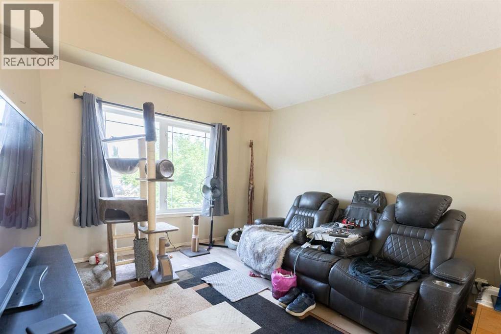 218 Uplands Boulevard N - 11