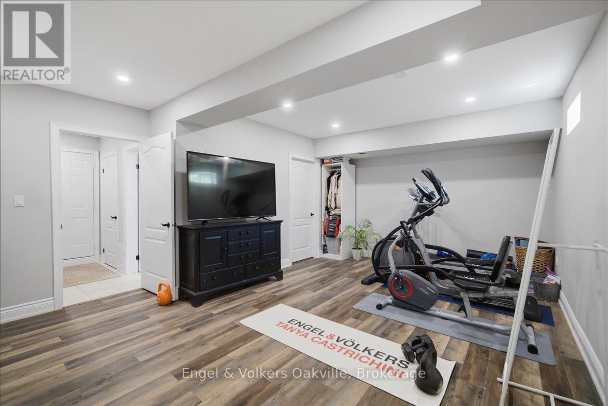#29 31 SUNVALE PLACE - 32