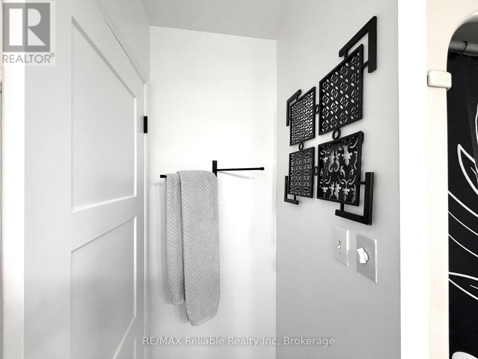 17 SUNCOAST DRIVE W - 18