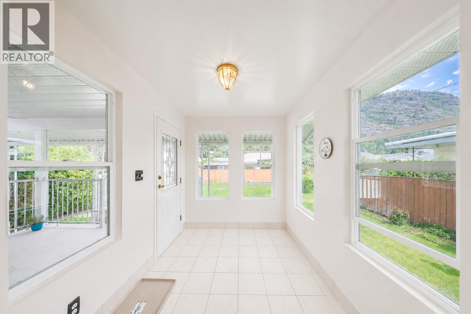 3311 Dahlia Crescent - 11