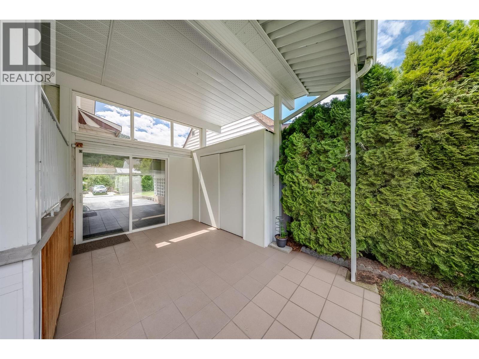 3311 Dahlia Crescent - 33