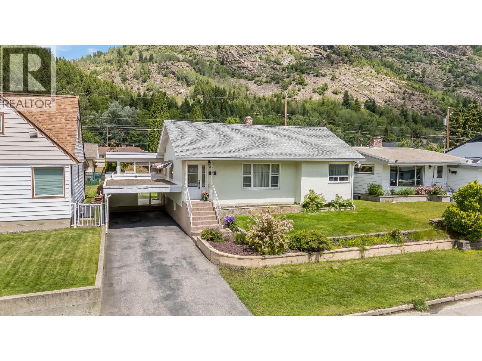 3311 Dahlia Crescent - 1