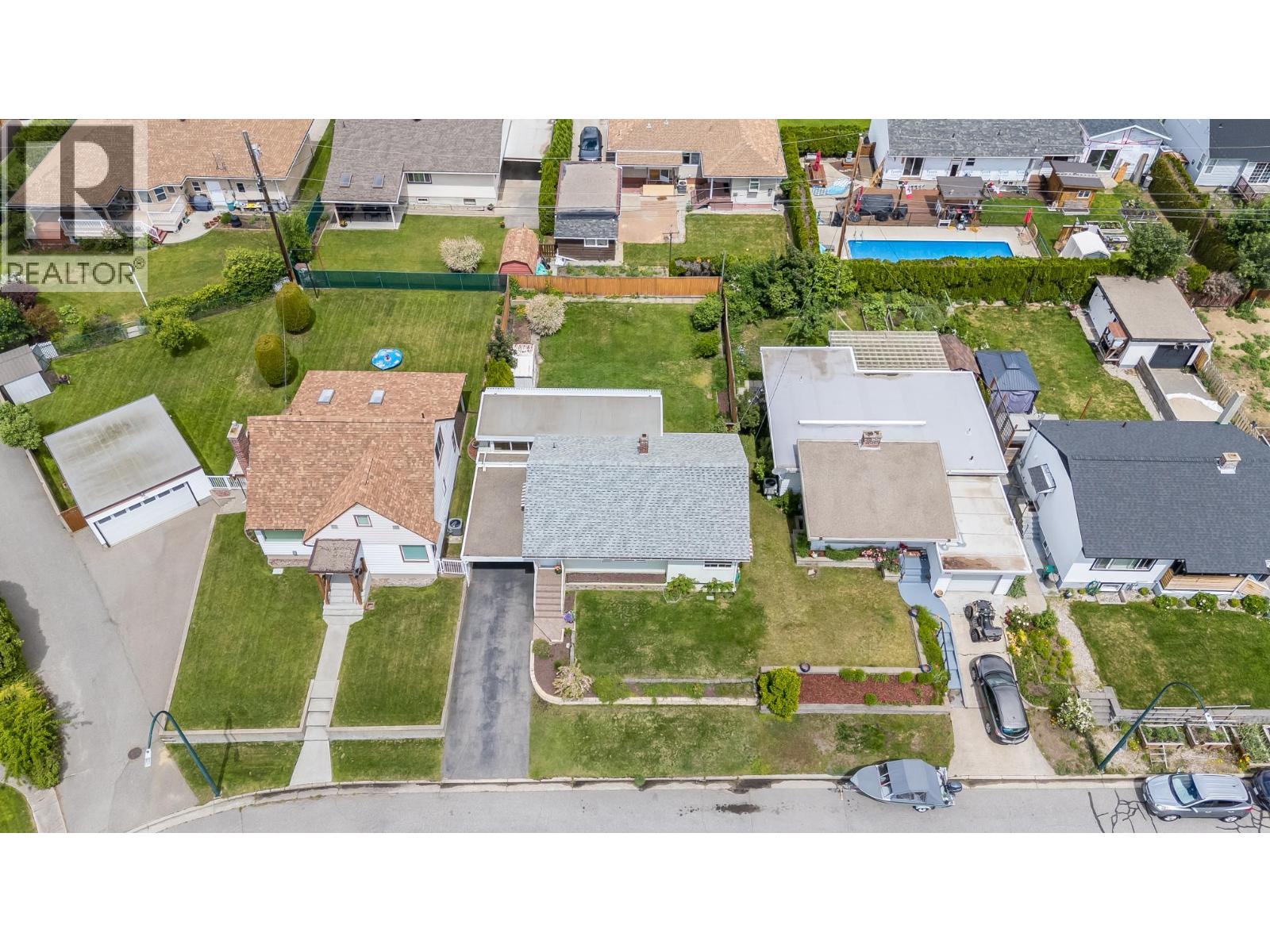 3311 Dahlia Crescent - 40
