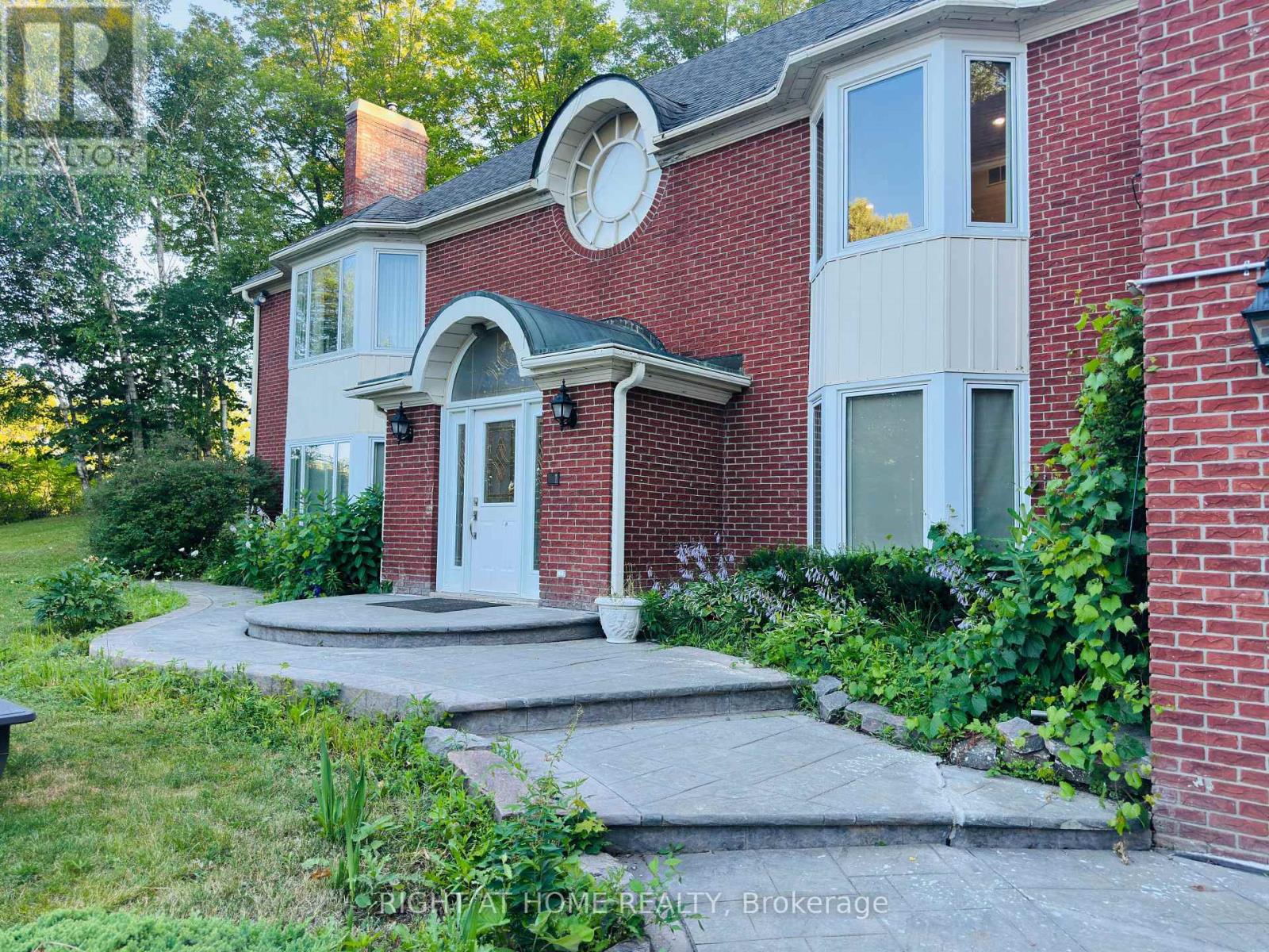 12 KEILY CRESCENT E - 2