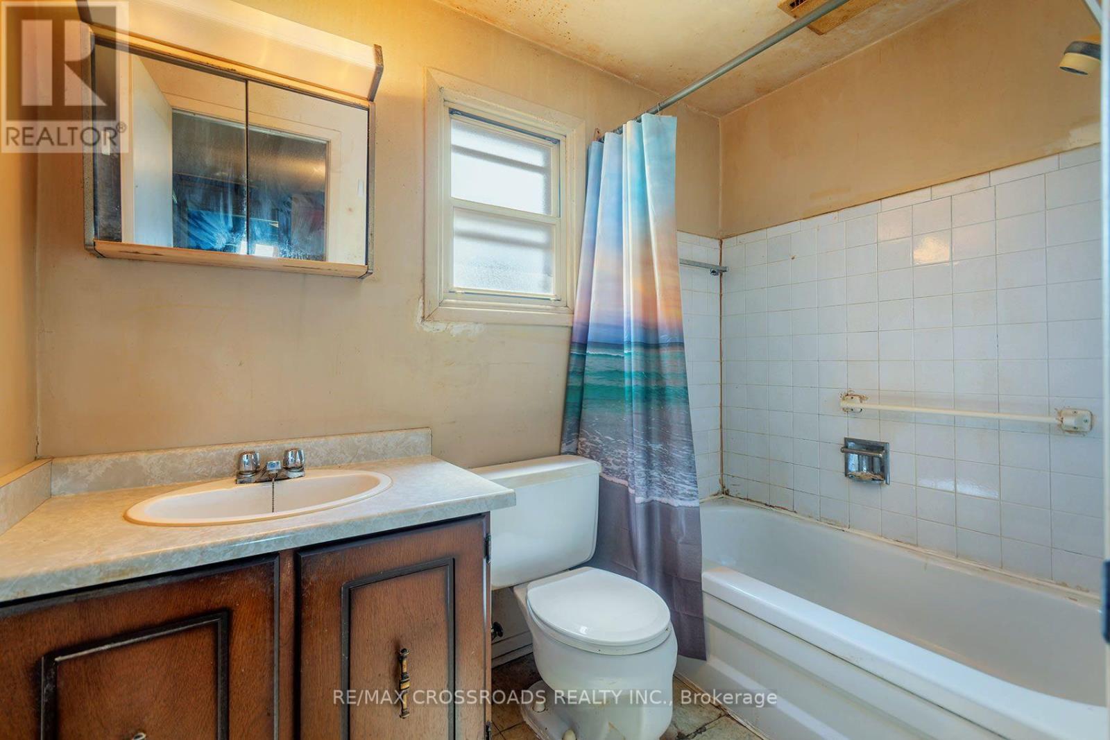 54 OMEGA SQUARE - 23