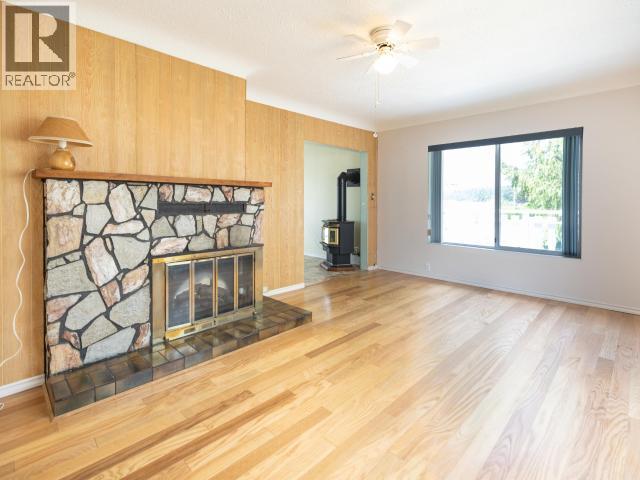 6892 BURNABY STREET, Powell River