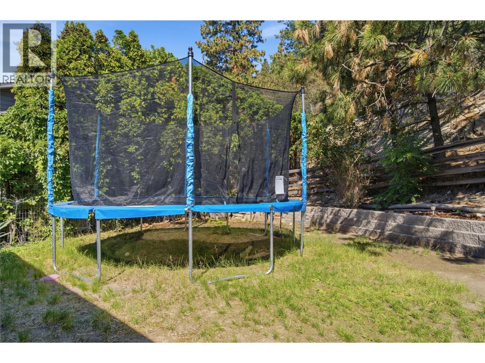 2260 Omineca Place - 38