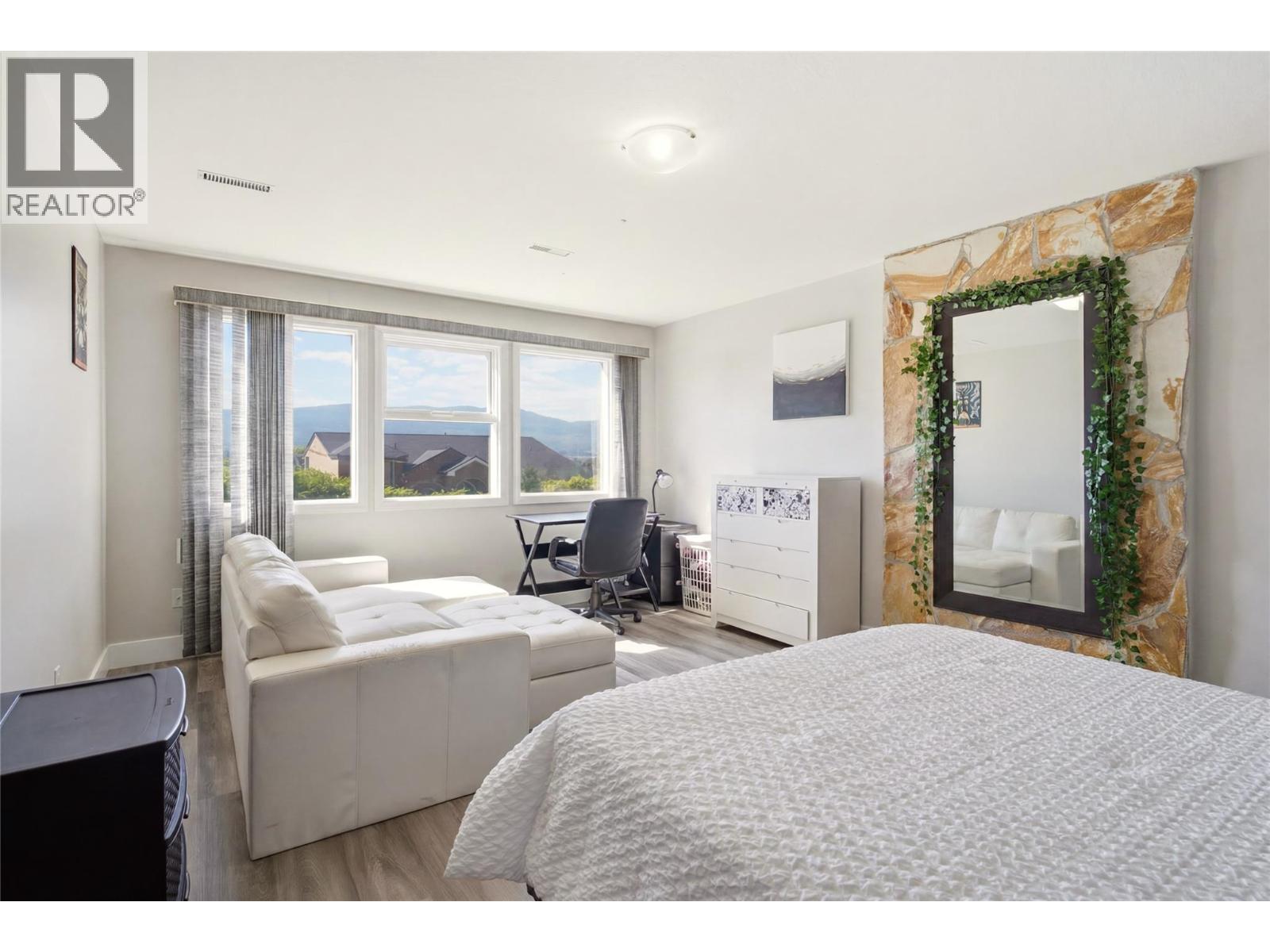2260 Omineca Place - 24