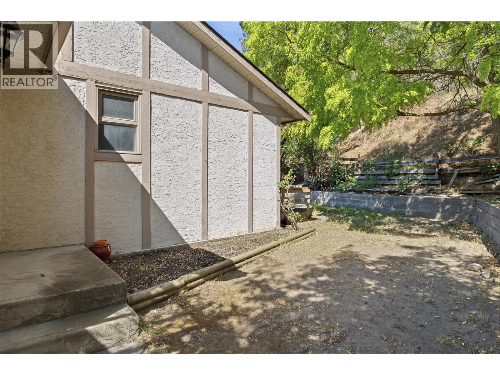 2260 Omineca Place - 35