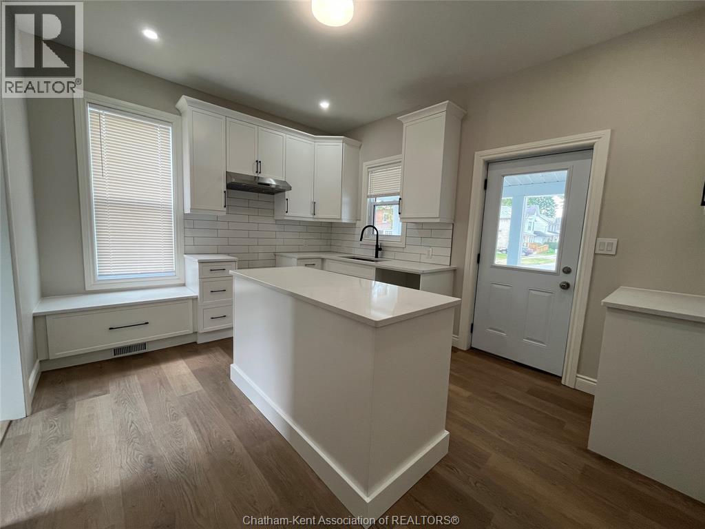 205 St.Clair STREET, Chatham — photo 2