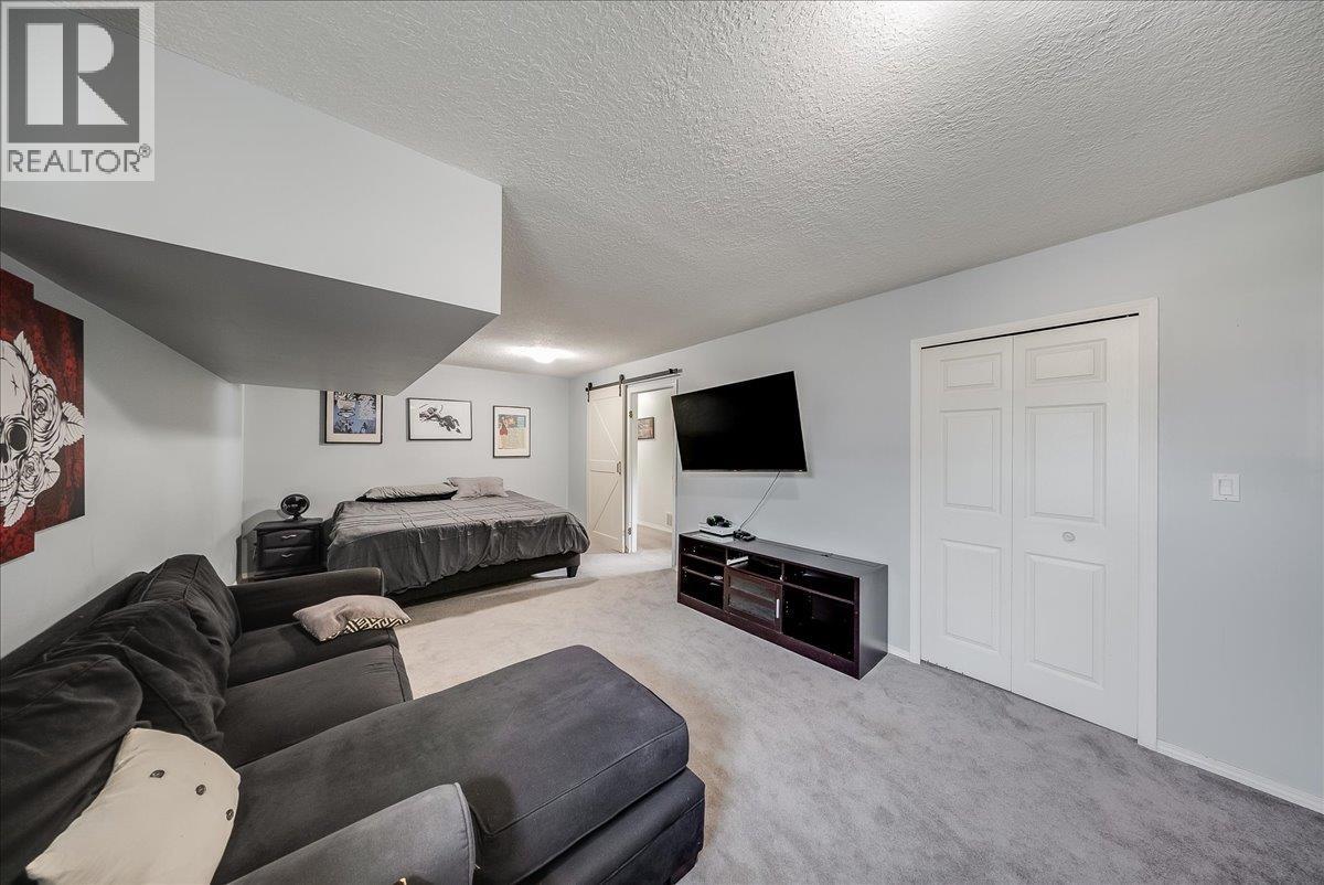 77 Walnut Avenue - 41