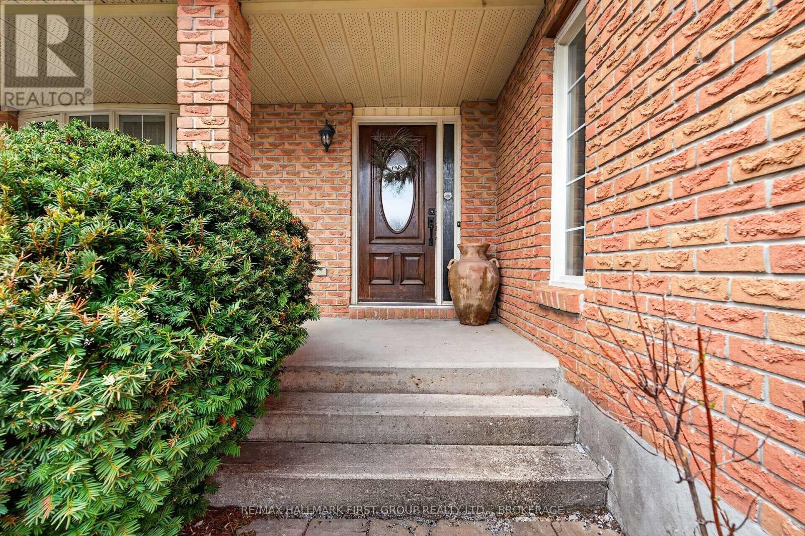 1130 CAITLIN CRESCENT - 2