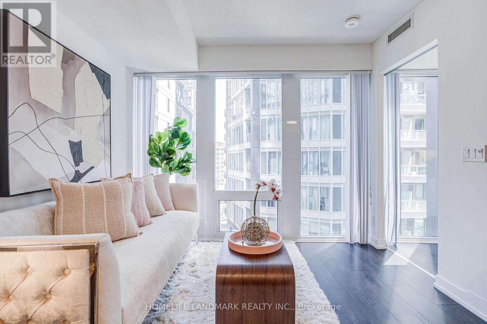 #817 60 SHUTER STREET - 19