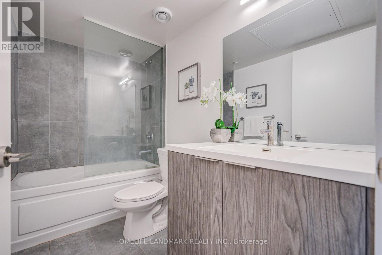 #817 60 SHUTER STREET - 25