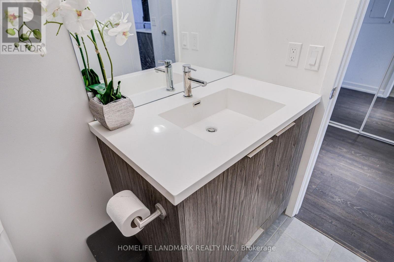 #817 60 SHUTER STREET - 26