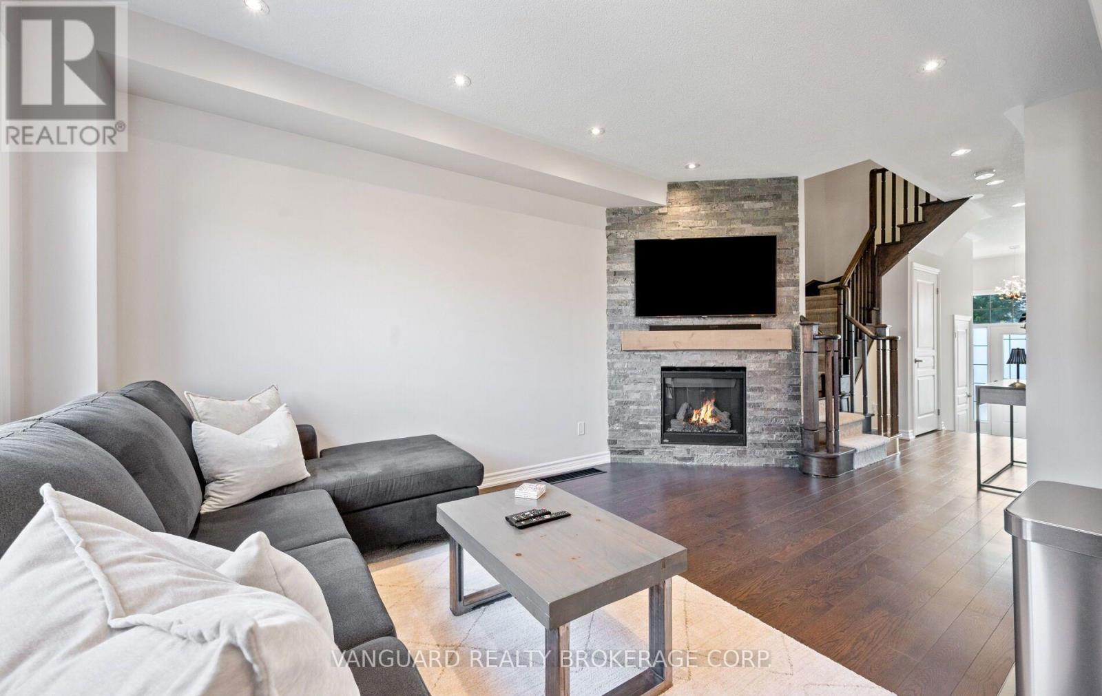 71 HAWKE CRESCENT - 10