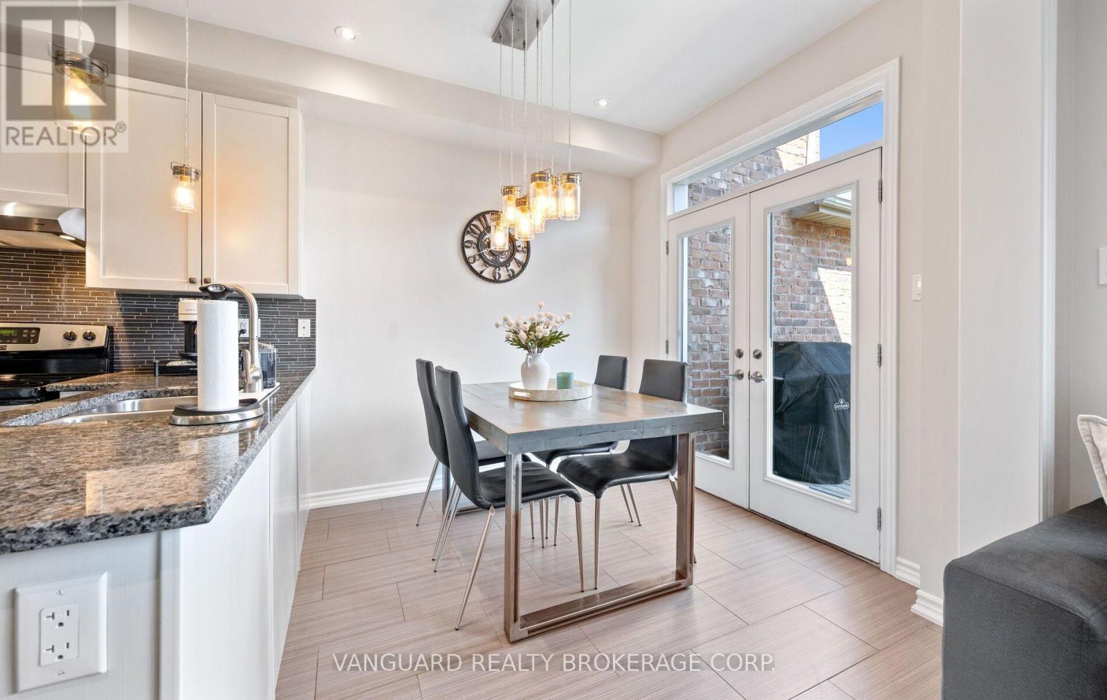 71 HAWKE CRESCENT - 13