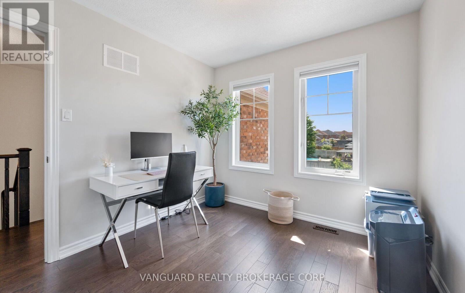 71 HAWKE CRESCENT - 32