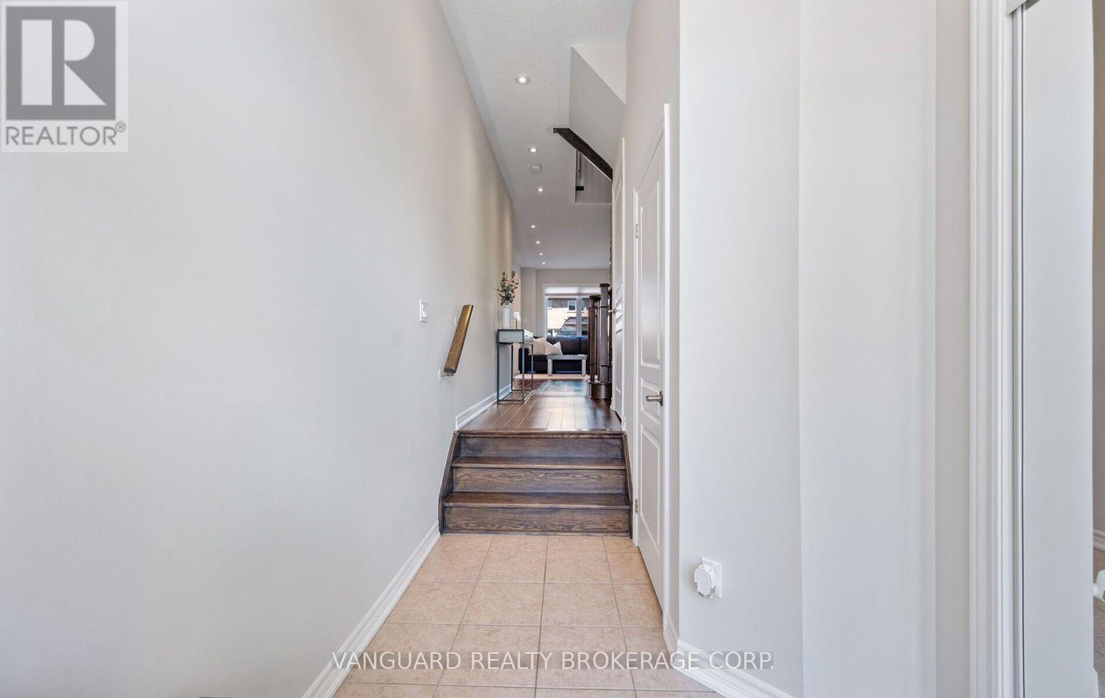 71 HAWKE CRESCENT - 7