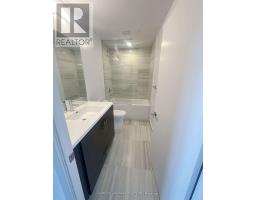 719 - 60 Honeycrisp Crescent, Vaughan, ON L4K0N5 Photo 8