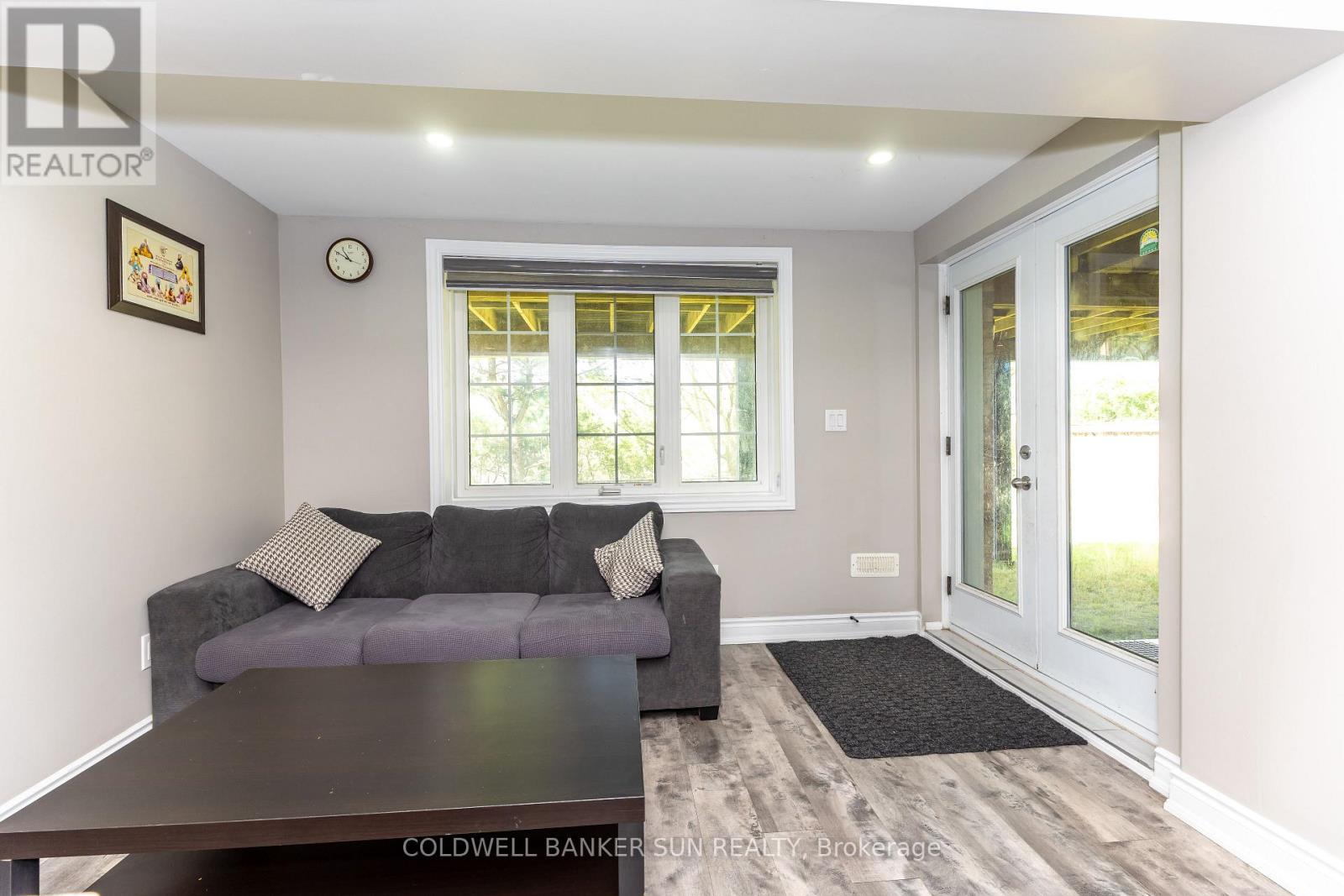 48 HANBURY CRESCENT - 37
