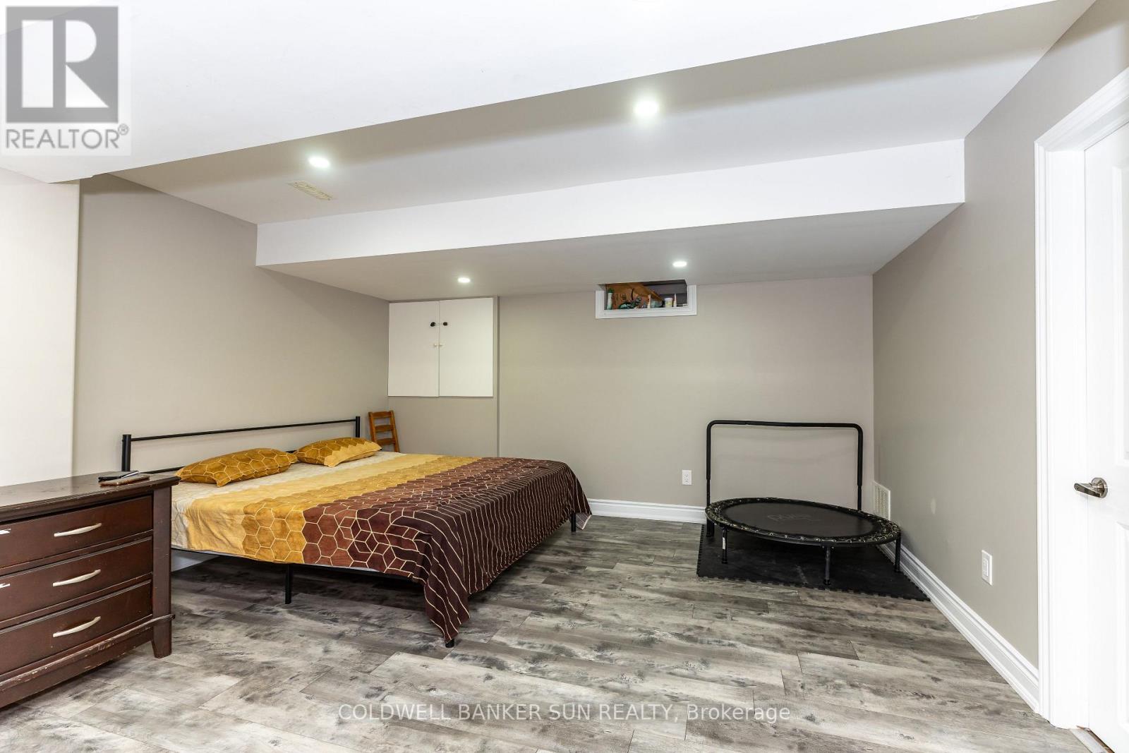 48 HANBURY CRESCENT - 42