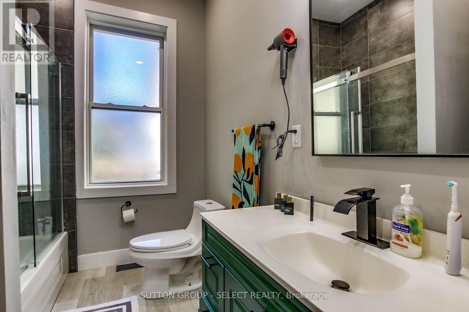 71 BRISCOE STREET E - 11