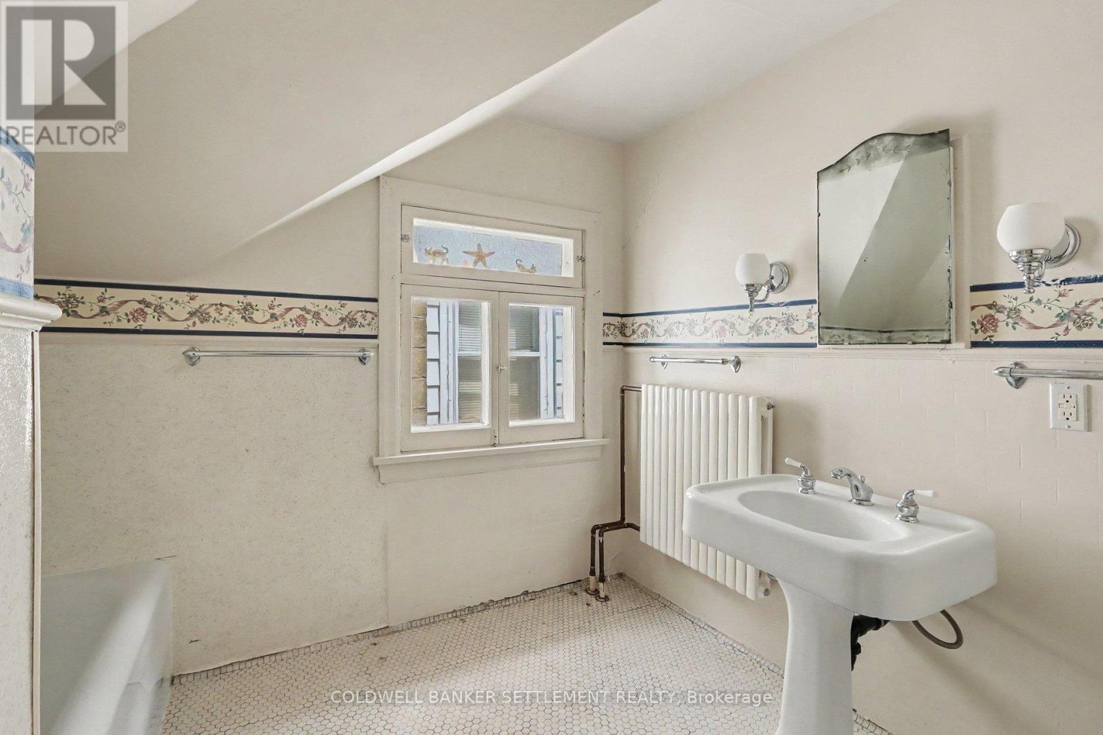 2 GLADSTONE AVENUE - Image 33