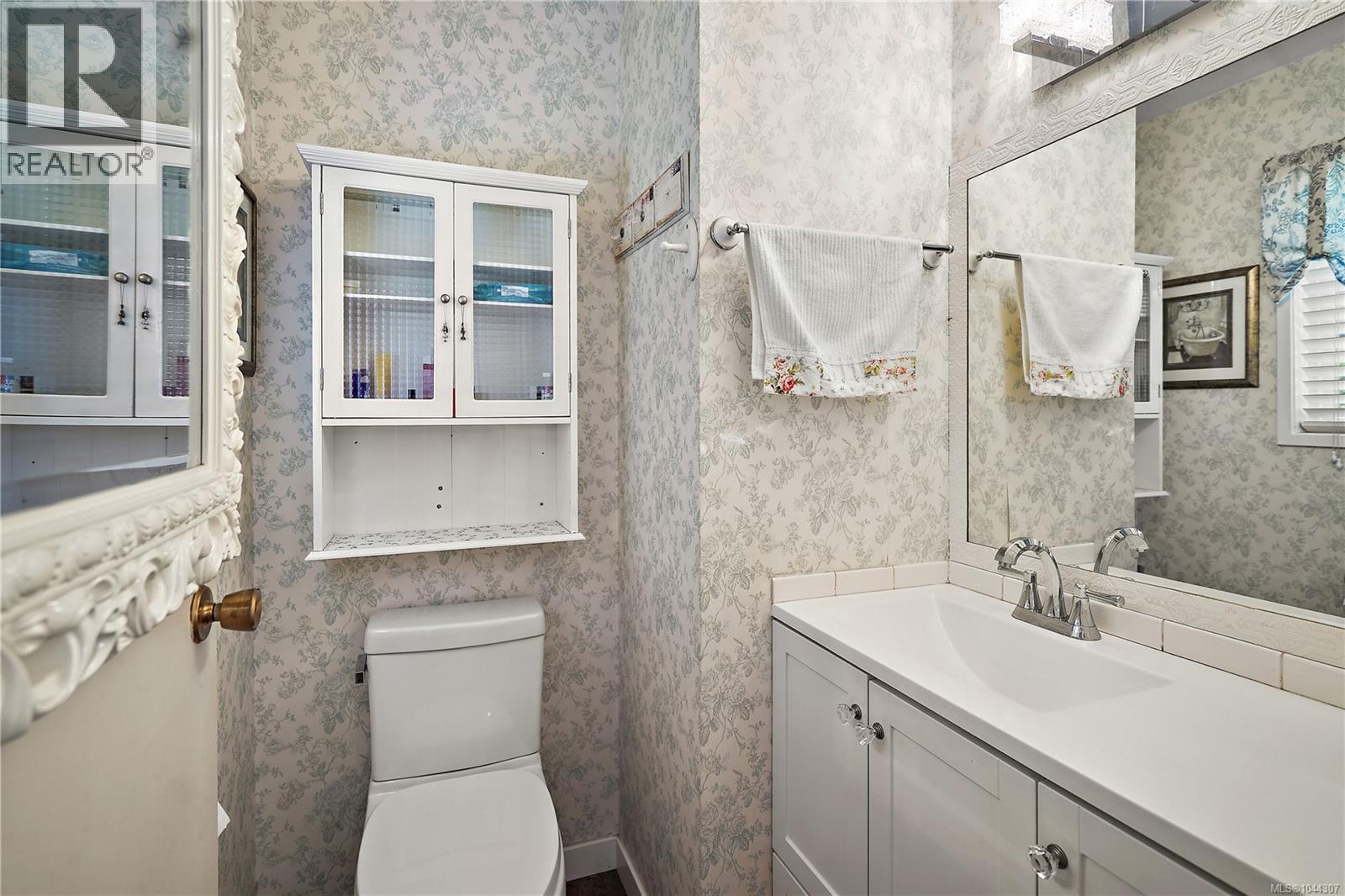 6864 East Saanich Rd - 25