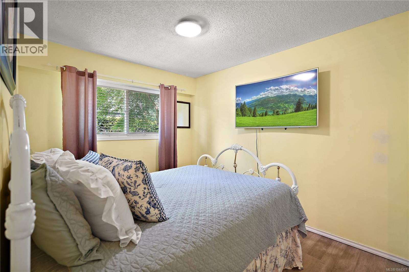 6864 East Saanich Rd - 26