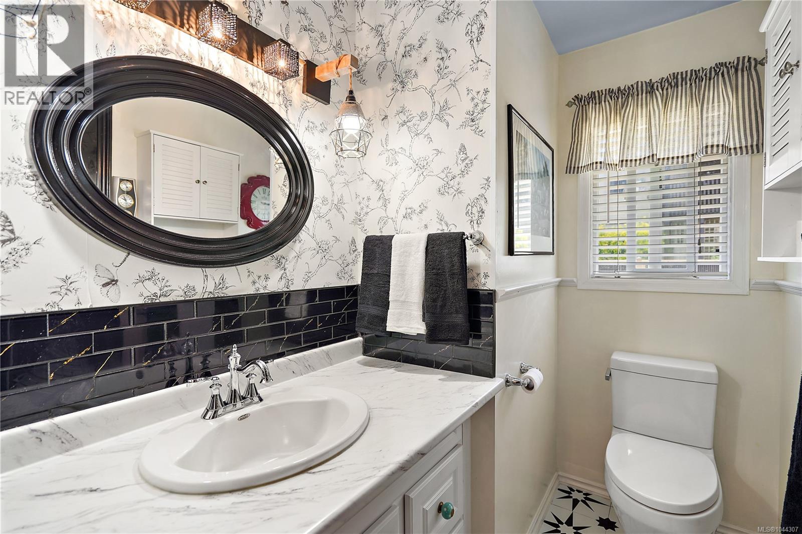6864 East Saanich Rd - 29