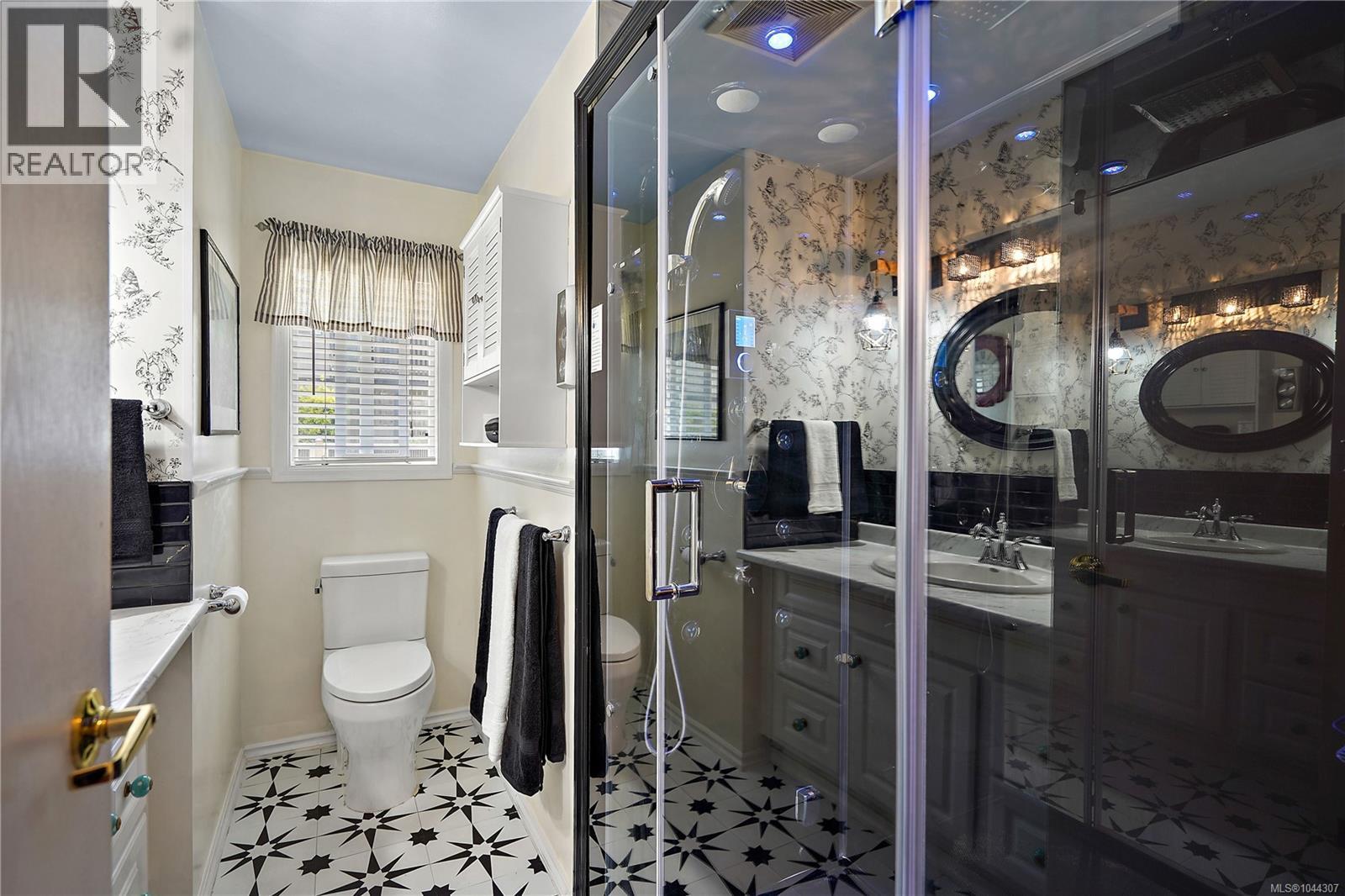 6864 East Saanich Rd - 30