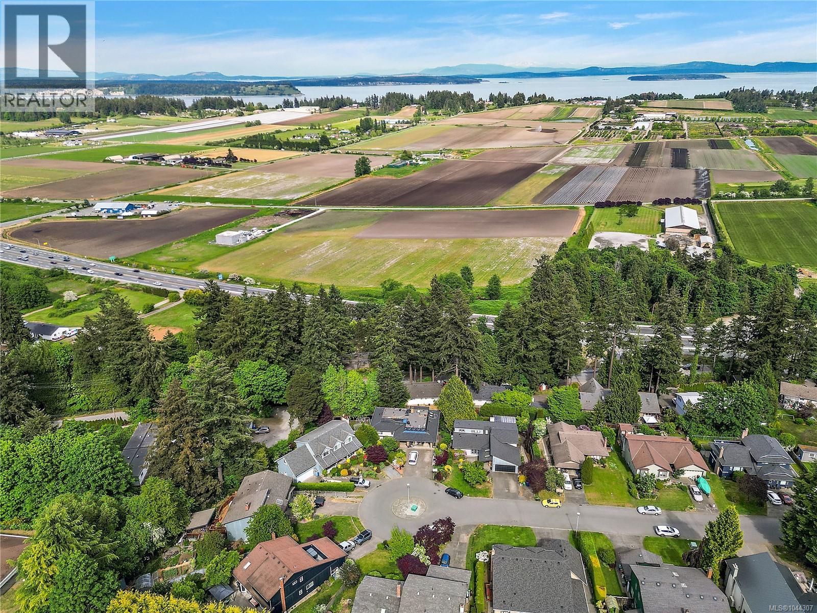 6864 East Saanich Rd - 37