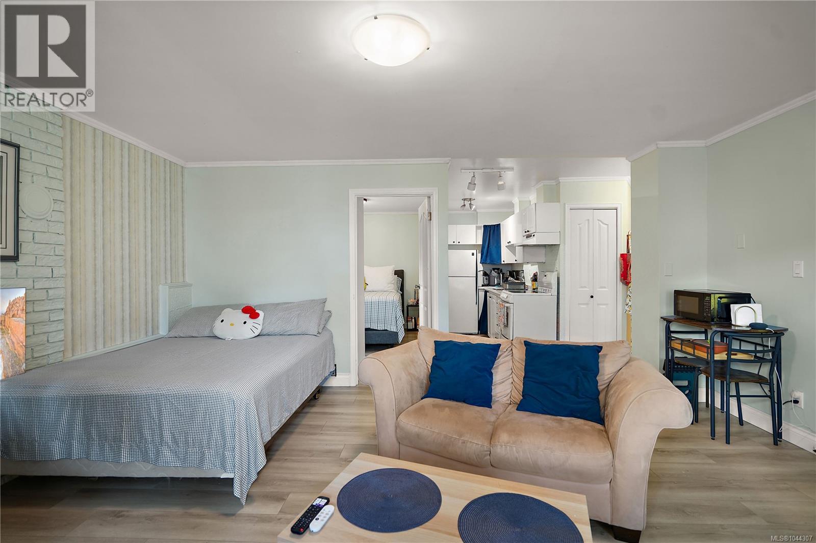6864 East Saanich Rd - 42
